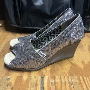 TOMS Women's Sequin Peep-Toe Wedge pewter
